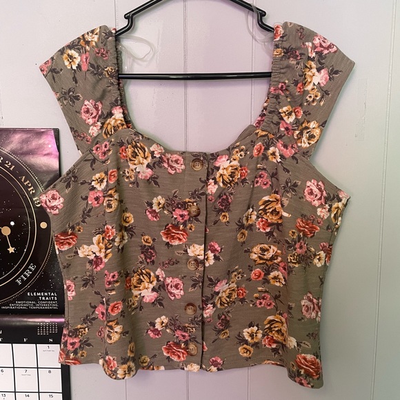 NWT Rewind Floral Sage Green Botton Top ~ HP 🎉 - Picture 4 of 8